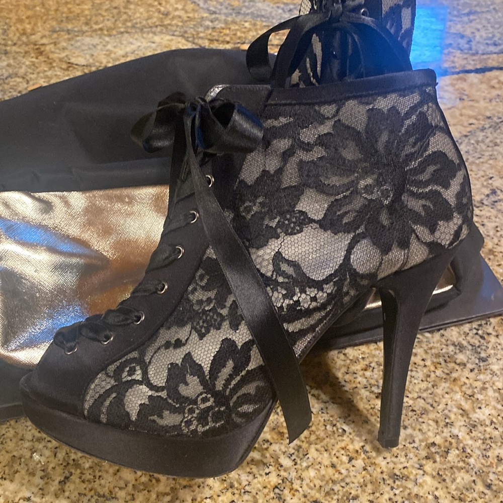 Stuart Weitzman - Picture 8 of 16